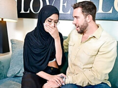 Gros cul, Sucer une bite, Brunette brune, En levrette, Lunettes, Poilue, Embrassement, Tatouage