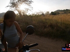 Amateur, Mamada, Estilo perrito, Pezones, Al aire libre, Adolescente, Tailandés, Tetas