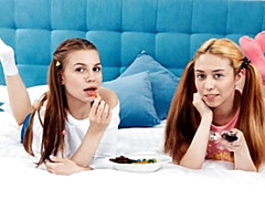 18 ans, Gros cul, Gros seins, Gode, Embrassement, Lesbienne, Chatte, Jouets