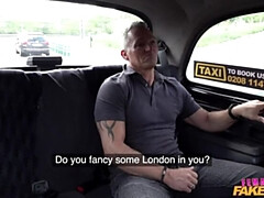 Cul, Sucer une bite, En levrette, Européenne, Branlette thaïlandaise, Pov, Cheveux courts, Tatouage