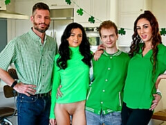 Cul, Brunette brune, En levrette, Groupe, Hard, Orgie, Dénudage, Adolescente