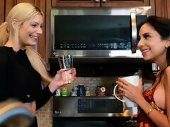 Brunette brune, Doigter, Embrassement, Lesbienne, Masturbation, Dénudage, Tatouage, Adolescente