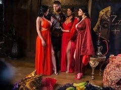 Cul, Gros seins, Sucer une bite, En levrette, Branlette thaïlandaise, Hard, Mère que j'aimerais baiser, Plan cul à trois