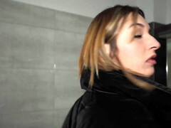 Gros seins, Sucer une bite, Brunette brune, Queue, En levrette, Exhib, Jeans, Piercing