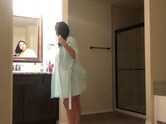 Culo grande, Tetas grandes, Hablar sucio, Hembra, Penetracion con dedos, Despelote, Ducha, Voyeur