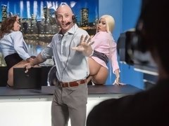 Blondine, Blasen, Hundestellung, Frau frau mann, Handjob, Masturbation, Milf, Titten