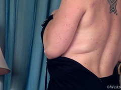 Arsch, Braunhaarige, Behaart, Lingerie, Masturbation, Strümpfe, Tätowierung, Unter dem rock