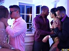 Tetas grandes, Mamada, Morena, Grupo, Latina, Lamidas, Orgía, Tetas