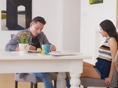 Grote mammen, Bruinharig, Bedriegen, Sperma in gezicht, Keuken, Likken, Moeder, Trio