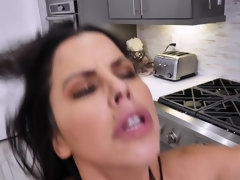 Брюнетки, Колледж, Презерватив, Поцелуи, На кухне, Латиноамериканки, Натуральные сиськи, Оргазм