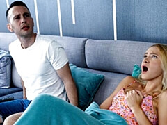 Gros cul, Grosse bite, Blonde, Sucer une bite, En levrette, Seins naturels, Adolescente, Nénés