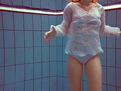 Amateur, Nana, Gros seins, Piscine, Public, Rousse roux, Softcore, Nénés