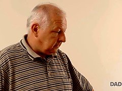 Mädchen hat tollen Sex mit altem Mann, wenn ihr Freund nicht da ist