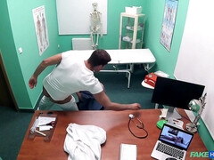 Nana, Sucer une bite, Brunette brune, Gorge profonde, Médecin, Bureau