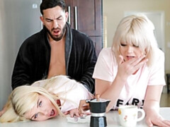 Gros cul, Blonde, Sucer une bite, 2 femmes 1 homme, Poilue, Hard, Adolescente, Nénés