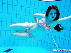 18 jahre, Braunhaarige, Hd, Natürlichen titten, Pool, Öffentlich, Erotischer film, Unter wasser