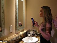 69 negenenzestig, Kont, Likken, Tatoeage, Trio, Tieten likken