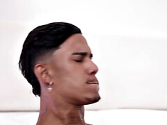 Lécher le cul, Sucer une bite, Tir de sperme, Gorge profonde, Homosexuelle, Branlette thaïlandaise, Interracial, Tatouage