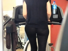 legging through gym