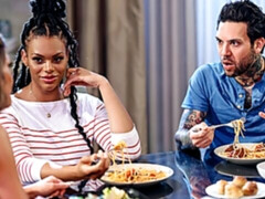 Gros seins, Noire, Sucer une bite, En levrette, 2 femmes 1 homme, Interracial, Mère que j'aimerais baiser, Plan cul à trois