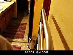 18 ans, Couple, Queue, Gym, Mère que j'aimerais baiser, Adolescente