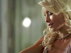 Sucer une bite, Homme nu et filles habillées, Tir de sperme, Branlette thaïlandaise