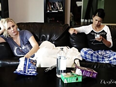 指いじり, 異人種間, キス, 下着, オマンコ, 剃毛, オッパイの, おもちゃ