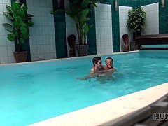 Жопа, Брюнетки, Парочка, Член, Дрочит, Мамочка, Бассейн, Сосущие