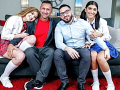 Gros cul, Grosse bite, Sucer une bite, En levrette, Le plan cul à quatre, Seins naturels, Adolescente, Nénés