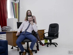 Arsch, Braunhaarige, Büro, Piercing, Rotschopf, Spanisch, Flotter dreier, Titten