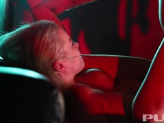 Grote mammen, Blond, Sperma shot, Hondjeshouding, Sperma in gezicht, Hardcore, Tatoeage