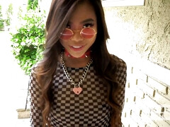 Grosse bite, Gorge profonde, Face assise, Faciale, Branlette thaïlandaise, Monstre, Seins naturels, Nénés