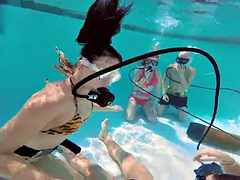 Sucer une bite, Couple, Tir de sperme, Branlette thaïlandaise, Hard, Piscine, Public, Sous marin