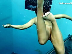 Lieveling, Bruinharig, Buiten, Openbaar, Kut duiken, Alleen, Tieten likken, Onderwater