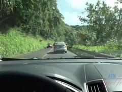 Bikini, Blasen, Flashen, Handjob, Küssen, Im freien, Muschi, Rasiert