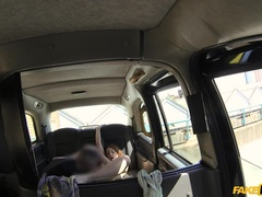 Auto, Sperma shot, Hondjeshouding, Sperma in gezicht, Vingeren, Handbeurt, Buiten, Gezichtspunt