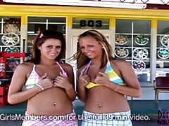 18, フェティッシュ, 露出狂, Hd, レズビアン, 乳首, 公共, ティーン