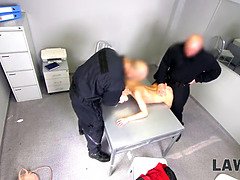 Handjob, Hd, Mann mann frau, Polizei, Rau, Jungendliche (18+), Flotter dreier, Titten