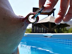 Mère que j'aimerais baiser, Mamelons, Piercing, Piscine, Public