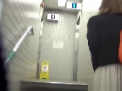 Sexy Japanese harlot perfroming in pissing XXX video in public